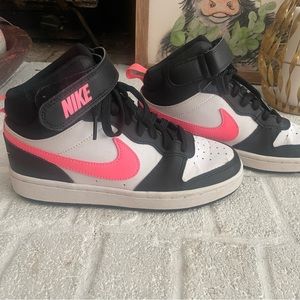 Nike Girls’ Court Borough Mid 2 High Top Shoes! Size 3.5.